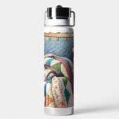 キルトの上で眠る甘い灰色の猫 ウォーターボトル (背面)