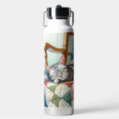 キルトの上で眠る甘い灰色の猫 ウォーターボトル (正面)