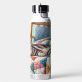 キルトの上で眠る甘い灰色の猫 ウォーターボトル (左面)