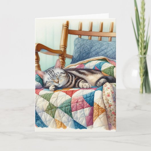 キルトの上で眠る甘い灰色の猫 カード (正面)