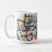 キルトの上で眠る甘い灰色の猫 コーヒーマグカップ (左)