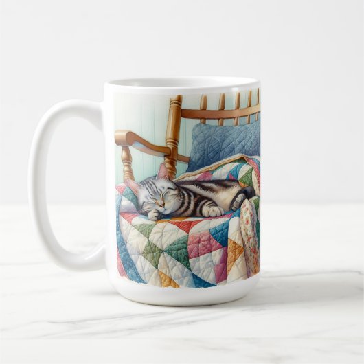 キルトの上で眠る甘い灰色の猫 コーヒーマグカップ (左)