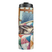 キルトの上で眠る甘い灰色の猫 タンブラー (正面)