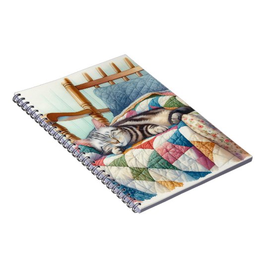 キルトの上で眠る甘い灰色の猫 ノートブック (右側)