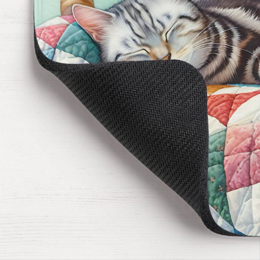キルトの上で眠る甘い灰色の猫 マウスパッド (コーナー)
