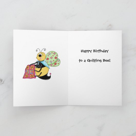 キルトを作る女性の集まりの風変わりな蜂蜜の蜂のハッピーバースデー カード (内部)