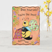 キルトを作る女性の集まりの風変わりな蜂蜜の蜂のハッピーバースデー カード (黄色い花)