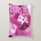 キルトパター熱狂するンピンク白フローラパッチワーク アクセントクッション (正面(垂直))