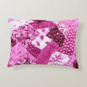 キルトパター熱狂するンピンク白フローラパッチワーク アクセントクッション (裏面)