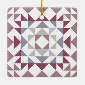 キルトブロックカラフルジオメトリックブルゴーニュ セラミックオーナメント (裏面)