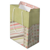 キルト上のベビーガール人形 ミディアムペーパーバッグ (裏面アングル)