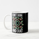 キルト+編み物+ソーイング好きのためのおもしろTシャツ 飲酒運転反対 コーヒーマグカップ (左)
