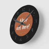 キルロイが来た！赤レンガ ラウンド壁時計 (傾斜)