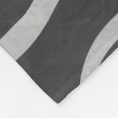 キレーフブラックアンドライトグレープリント フリースブランケット (角)