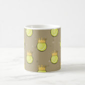 キングテニス – 茶色の背景のシームレスなパターン コーヒーマグカップ (中央)