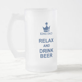 キングパパリラックスおもしろいとビールブルービアマグを飲む フロストグラスビールジョッキ