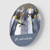 キングペンギンの写真の外は寒い文字 ラージ壁時計 (傾斜)