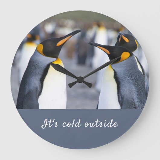 キングペンギンの写真の外は寒い文字 ラージ壁時計 (正面)