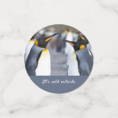 キングペンギンの写真の外は寒くて文字 コンフェッティ (スモール正面)