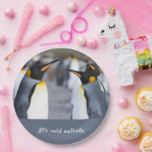 キングペンギンの写真の外は寒くて文字 ペーパープレート (パーティー)