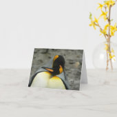 キングペンギン抱き締めること カード (黄色い花)