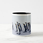 キングペンギン(コウテイペンギン属のpatagonicus) ツートーンマグカップ (中央)