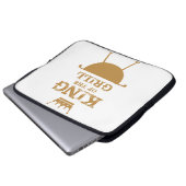 キング・オブ・ザ・グリル、ゴールド ラップトップスリーブ (正面下部)