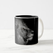 キング、白と黒の背景のライオン ツートーンマグカップ (正面右)