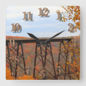 キンスア橋で鮮やかな色の紅葉 スクエア壁時計 (正面)