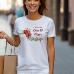 キンセアニェラコルテドゥオナーレエレガントッドローズフローラ Tシャツ<br><div class="desc">キンセアニェラパーソナライズされたのTシャツのコート・ド・オナー。Mis Quince AnosのTシャツをダマとクインセネアの衣服に合わせてダンスリハーサルやショッピング旅行などに利用できる。フローラデザインはフェミニン、水の色のバラとバラの芽をピンクと赤の色合いで太陽のキスを受けたと金ゴールドの紙吹雪ドットの振りかけとを有する配列を有す離れる。"Corte de Honor"は暗い赤のブラシ文字で文字ファンシー化され、玉の名前は大文字のタイポグラフィで澄んある。クインセネア招待状とパーティー供給の調整については、当社のヴィンテージフローラキンセアニェラコレクションを参照して下さい。</div>