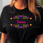 キンセアニェラダマメキシカンフィエスタブラック誕生日 Tシャツ<br><div class="desc">ダマパーソナライズされたTシャツはブラック、キンセアニェラ。前後の言葉は完全に編集可能なので、表に玉の名前を付けもして欲しい。鮮やかなピンクのタイポグラフィは、メキシコのフィエスタの花縁どのカラフルフローラで囲まれている。キンセアニェラとの全リハーサルやショッピング旅行の間に甘い15お祝いと名誉の裁判所のための完璧な衣服。(キンセアニェラのTシャツのコーディネートも利用可能)。</div>