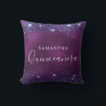 キンセアニェラパープルブルーグリッターダスト名 クッション<br><div class="desc">15歳の女の子の部屋のキンチェニェラのための枕。深いの紫色の背景に青いフェイクグリッターの塵。紫は色むらだ。文字：キンチェニェラ書は白で、大きな手で書かれたスタイルの台本モダンがある。名前をカスタマイズして追加する。</div>