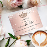 キンセアニェラ仮装バラ金ゴールド保存日 案内ポストカード<br><div class="desc">A Save the Date card for a Quinceanera,  15th birthday masqueradeパーティー.銀のグリッターダストと飾仮装マスクを含むバラ金ゴールドのメタリックな外観の背景。日付と名前/年齢をカスタマイズして追加する。文字：日付を保存するスワ書ッシュ付きの大きなトレンディーの手で書かれたスタイルスクリプトがある。</div>