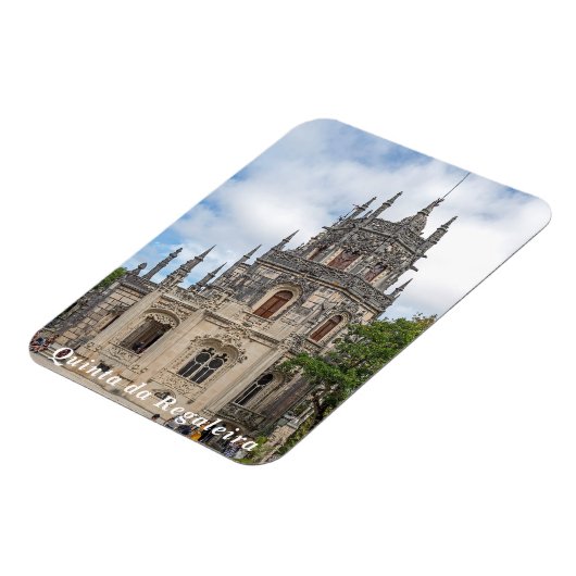 キンタダレガレイラのファサード。 マグネット (左側)