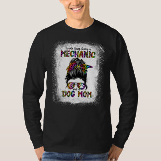 キンダ忙しは整備士で犬のお母さん母 Tシャツ