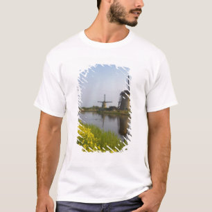 キンデルダイクの運河沿いの風車 Tシャツ