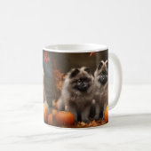 キーシャンドの子犬　秋の喜びのかぼちゃ コーヒーマグカップ (正面右)
