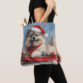 キースホンドの犬ソリに乗って 雪を降らせて クリスマス トートバッグ (クローズアップ)