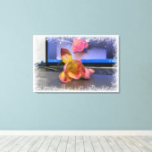 キーボード上のFreesia花 キャンバスプリント (インサイチュ (ウッドフロア))