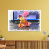 キーボード上のFreesia花 キャンバスプリント (インサイチュ (リビング))