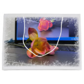 キーボード上のFreesia花 ラージペーパーバッグ (正面)