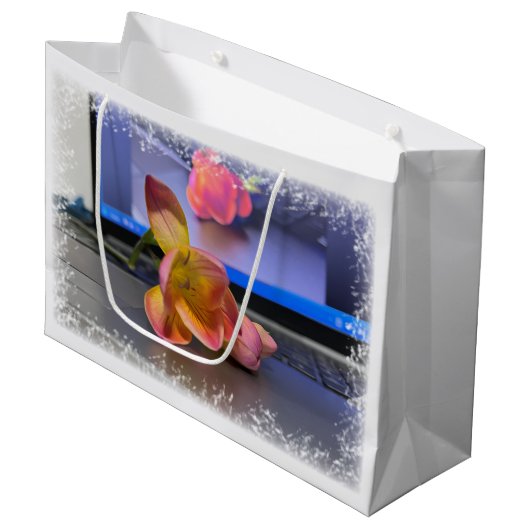 キーボード上のFreesia花 ラージペーパーバッグ (正面アングル)