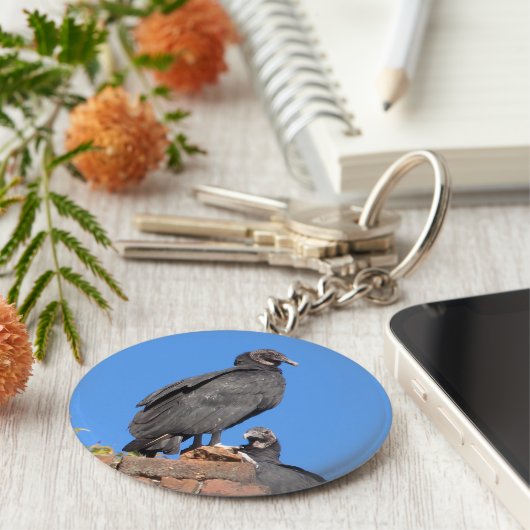 キーリングを見つめるヒメコンドル キーホルダー (側面)