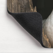 ギザギザの木の穴からのぞいている白いガチョウ マウスパッド (コーナー)