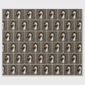 ギザギザの木の穴からのぞいている白いガチョウ ラッピングペーパー (フラット)