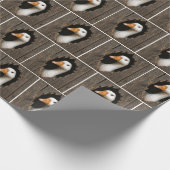 ギザギザの木の穴からのぞいている白いガチョウ ラッピングペーパー (角)