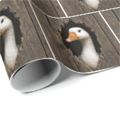 ギザギザの木の穴からのぞいている白いガチョウ ラッピングペーパー (ロールコーナー)