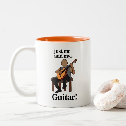 ギタリストがギターを演奏する ツートーンマグカップ (ドーナツ)