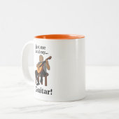 ギタリストのギター演奏 ツートーンマグカップ (正面左)