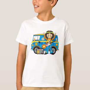 ギターおよびキャンピングカーヴァンを持つヒッピーの男の子 Tシャツ